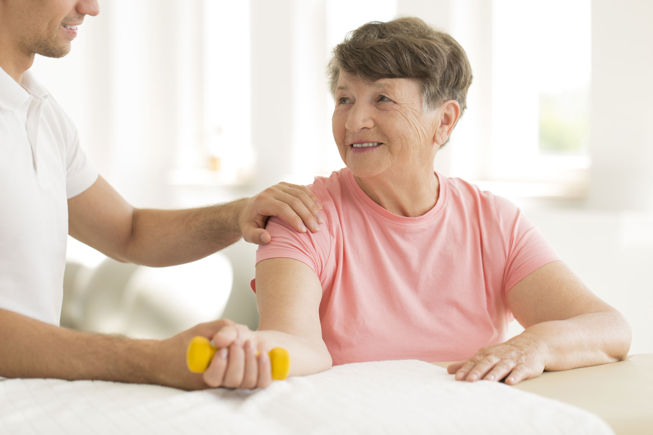 Seniorin bei einer Übung bei der Ergotherapie. Seniorin bei der Ergotherapie in Bochum