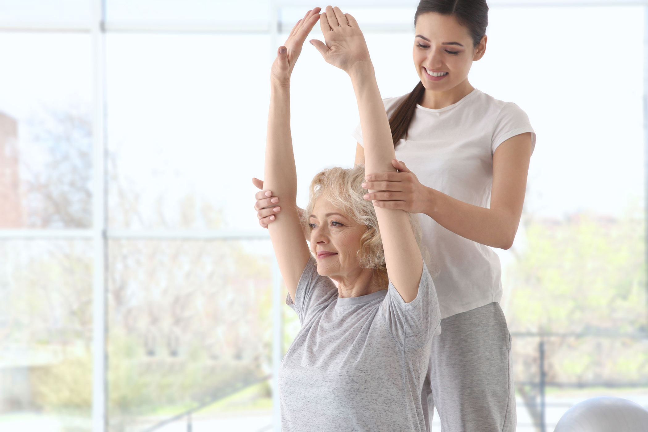 Seniorin bekommt Hilfestellung bei der Physiotherapie Marl. Seniorin bei der Physiotherapie Marl